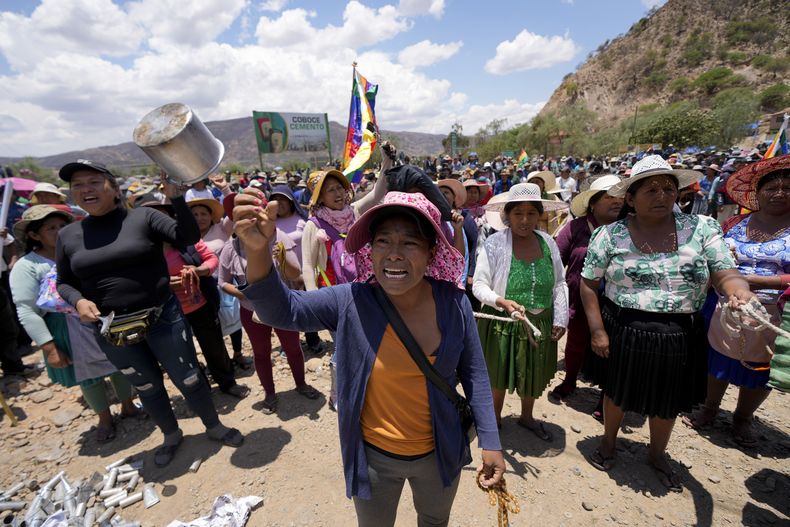 Seguidores del expresidente boliviano Evo Morales bloquean una carretera en una protesta que pretende impedir que el exmandatario enfrente una investigación en su contra por presunto abuso a una menor y contra un supuesto intento de asesinato, en Parotani, Bolivia, el martes 29 de octubre de 2024. (AP Foto/Juan Karita)