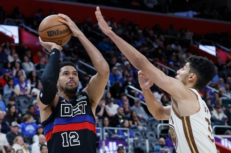 Tobias Harris (12), de los Pistons de Detroit, dispara a la canasta frente a Malevy Leons (33), de los Warriors de Golden State, durante la segunda mitad del juego de baloncesto de la NBA, el viernes 20 de marzo de 2026, en Detroit. (AP Foto/Duane Burleson)