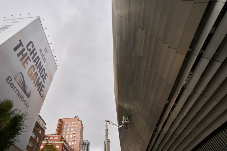 Vista general del renovado estadio Santiago Bernabéu antes de un juego de temporada regular de la NFL entre los Commanders de Washington y los Dolphins de Miami en Madrid, España, el martes 11 de noviembre de 2025. (AP Photo/Bernat Armangue)