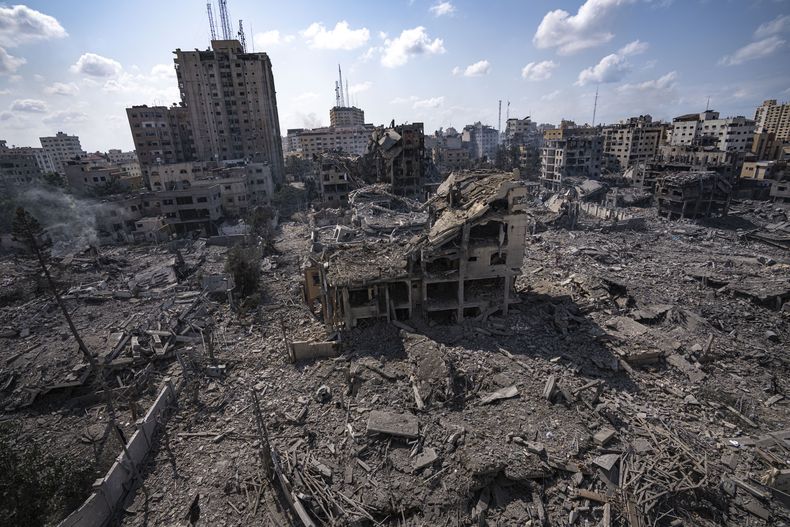 Escombros en un vecindario en la Ciudad de Gaza que fue objeto de un ataque aéreo israelí, el martes 10 de octubre de 2023. Israel ha lanzado intensos ataques aéreos contra Gaza después de que el grupo islamista que gobierna el territorio llevó a cabo una ofensiva sin precedentes contra Israel el sábado, la cual dejó más de 1.000 muertos y varios secuestrados. Cientos de palestinos han perdido la vida por los ataques aéreos de Israel. (AP Foto/Fatima Shbair)