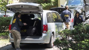 Agentes del FBI salen de la residencia del exasesor de seguridad nacional, John Bolton, después de registrar la vivienda, el viernes 22 de agosto de 2025, en Bethesda, Maryland. (AP Foto/Manuel Balce Ceneta)