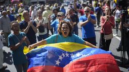 Opositores al presidente venezolano Nicolás Maduro protestan el día antes de su toma de posesión para un tercer mandato en Caracas, Venezuela, el jueves 9 de enero de 2025. (AP Foto/Matías Delacroix)