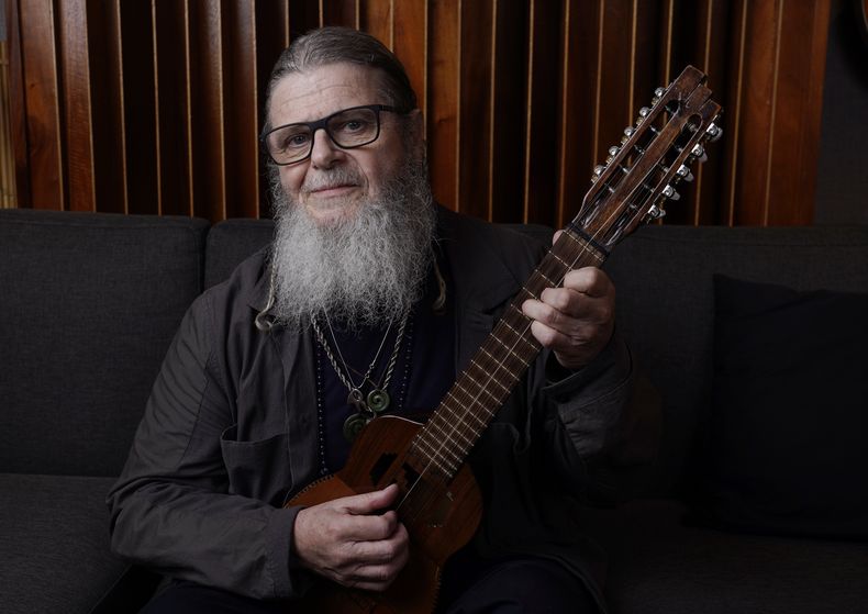 ARCHIVO - El productor y cantautor Gustavo Santaolalla, galardonado con el Premio del Consejo Directivo de La Academia Latina de la Grabación, posa para un retrato en su estudio el jueves 17 de agosto de 2023 en Los Ángeles. Santaolalla lanzó una edición remasterizada por el 25 aniversario de su álbum Ronroco. (Foto AP/Chris Pizzello, archivo)