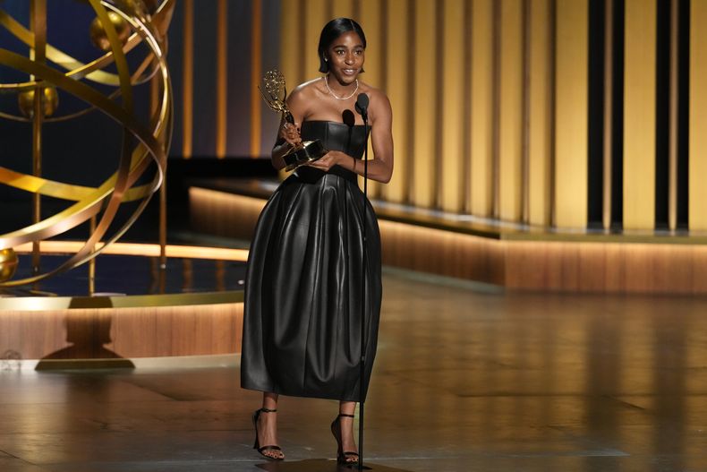 Ayo Edebiri recibe el premio a mejor actriz de reparto en una serie de comedia por The Bear en la 75ª edición de los Premios Emmy el lunes 15 de enero de 2024 en el Peacock Theatre de Los Ángeles. (Foto AP/Chris Pizzello)