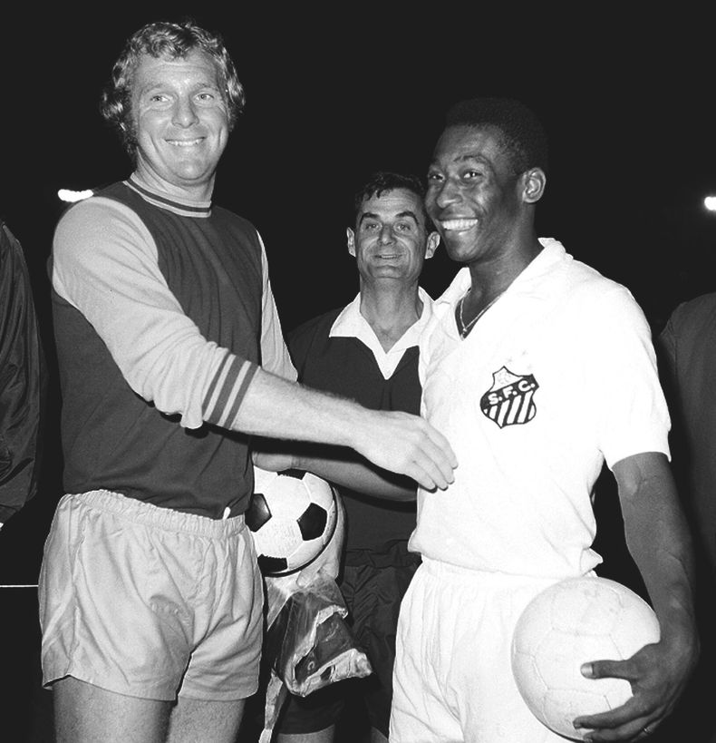 ARCHIVO - Pelé (derecha) y Bobby Moore previo a un partido el 22 de septiembre de 1970 en la Ciudad de México. (AP Foto)