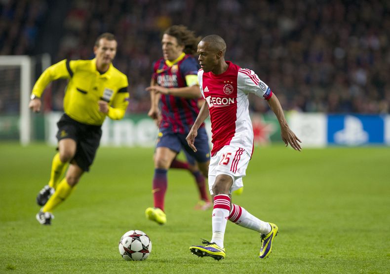 El jugador del Barcelona, Carles Puyol, centro, corre en un partido contra Ajax por la Liga de Campeones el martes, 26 de noviembre de 2013, en Amsterdam. (AP Photo/Patrick Post)