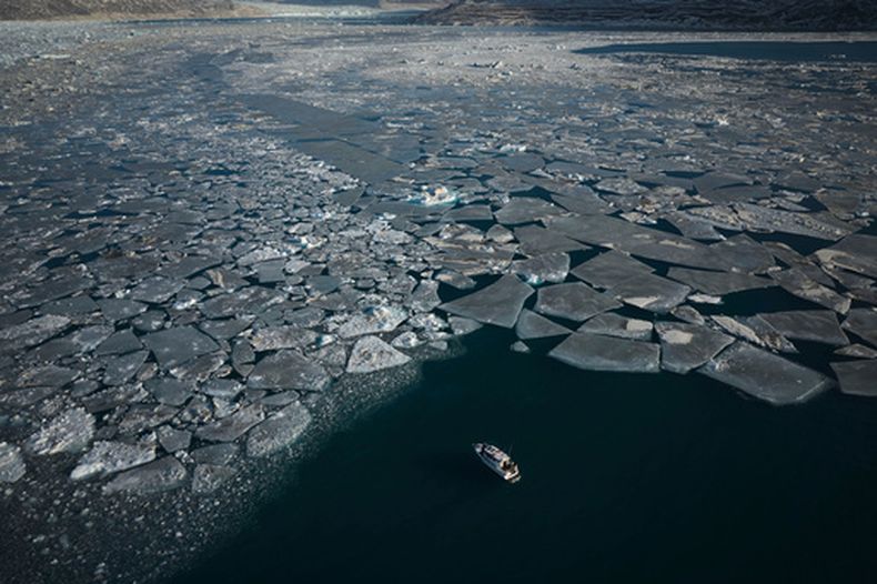 ARCHIVO - Trozos de hielo se desplazan por el mar en la isla Qoornoq, el 17 de febrero de 2025, cerca de Nuuk, Groenlandia. (AP Foto/Emilio Morenatti, archivo)