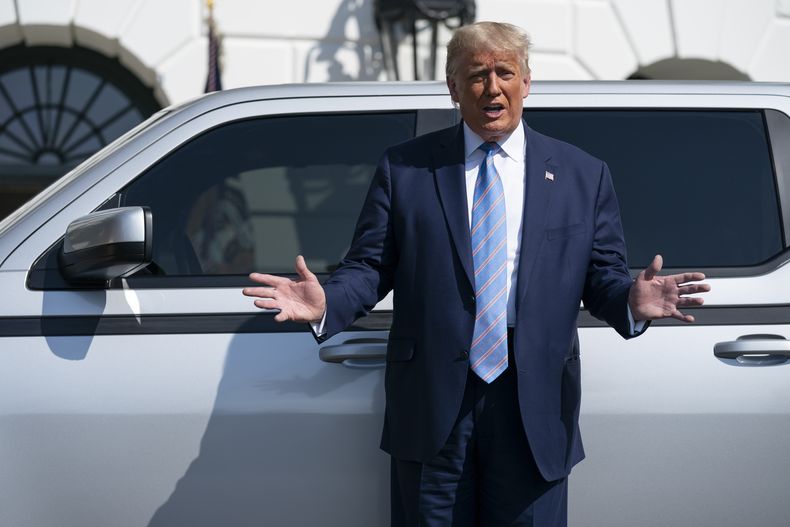 El presidente Donald Trump habla del camión eléctrico Endurance en Washington el 28 de septiembre del 2020. (AP foto/Evan Vucci)