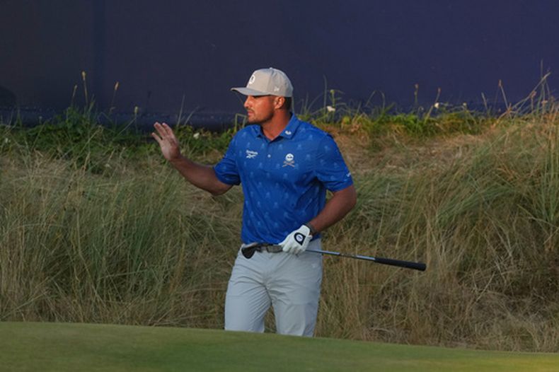 El estadounidense Bryson DeChambeau reacciona después de jugar un tiro en el hoyo 17 durante la segunda ronda del Abierto Británico de Golf, en el club de golf Royal Birkdale, el viernes 17 de julio de 2026, en Southport, Inglaterra. (AP Foto/Jon Super)