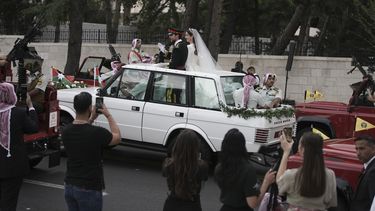 El príncipe heredero Hussein de Jordania y Rajwa Alseif de Arabia Saudí salen del Palacio de Zahran durante las ceremonias por su matrimonio, el jueves 1 de junio de 2023, en Amán, Jordania. (AP Foto/Nasser Nasser)