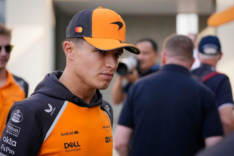 Lando Norris de McLaren recorre el paddock del circuito Yas Marina con miras al Gran Premio de Abu Dabi, el jueves 4 de diciembre de 2025. (AP Foto/Darko Bandic)