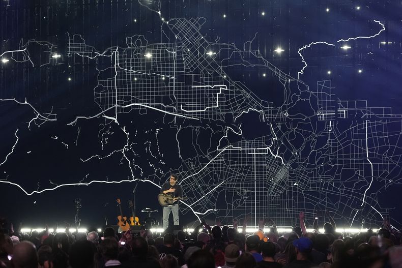John Mayer actúa durante el concierto benéfico FireAid el jueves 30 de enero de 2025 en The Forum en Inglewood, California. (Foto AP/Chris Pizzello)
