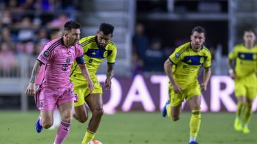 Lionel Messi del Inter Miami avanza con el balón en el partido contra Nashville SC por los octavos de final de la Copa de Campeones de la CONCACAF, el miércoles 13 de marzo de 2024, en Fort Lauderdale, Florida. (AP Foto/Michael Laughlin)