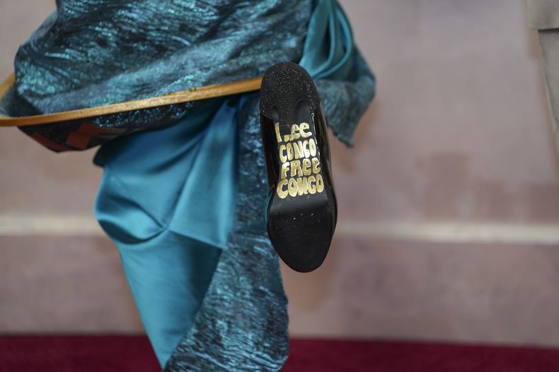 Zap Mama muestra la suela de su zapato al llegar a los Oscar el domingo 2 de marzo de 2025 en el Teatro Dolby de Los Ángeles. (Foto AP/Jae C. Hong)