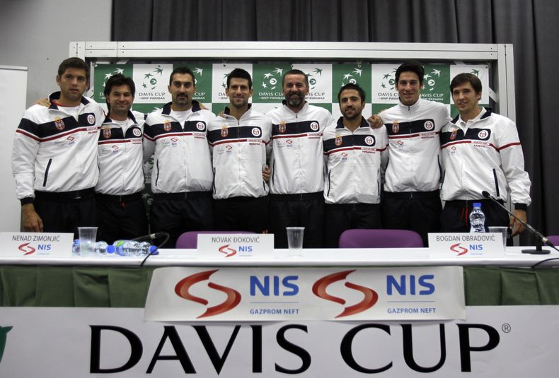 Los integrantes del equipo de Serbia de la Copa Davis, de izquierda a derecha, Filip Krajinovic, Boris Pasanski, Nenad Zimonjic, Novak Djokovic, el capit&aacute;n Bogdan Obradovic, Janko Tipsarevic, Ilija Bozoljac y Dusan Lajovic posan durante una confere