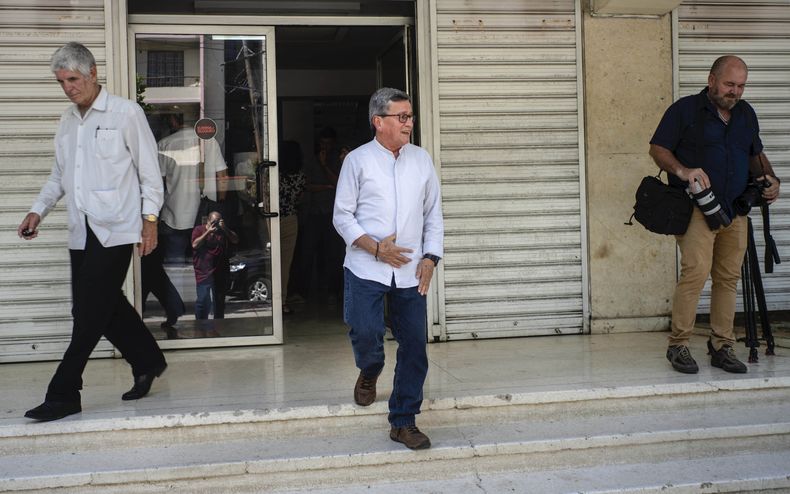 El comandante Pablo Beltrán del Ejército de Liberación Nacional (ELN), camina después de un encuentro con la prensa en La Habana, Cuba, el lunes 1 de mayo de 2023. El martes comenzó el tercer ciclo de negociaciones de paz entre el ELN y el gobierno colombiano en La Habana. (AP Foto/ Ramón Espinosa)