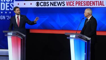 El candidato republicano a la vicepresidencia, el senador JD Vance, habla durante el debate vicepresidencial realizado por la cadena CBS News, con el candidato demócrata, el gobernador de Minnesota, Tim Walz, el martes 1 de octubre de 2024, en Nueva York. (AP Foto/Matt Rourke)