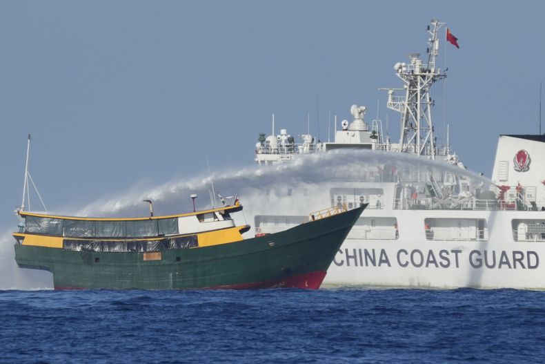 ARCHIVO – El barco filipino de reabastecimiento Unaizah May 4 es atacado con un cañón de agua de la guardia costera china, lo que provocó lesiones a varios miembros de la tripulación cuando trataban de entrar en el Segundo Banco Thomas, conocido localmente como Banco Ayungin, en el disputado Mar de China Meridional, el martes 5 de marzo de 2024. (AP Foto/Aaron Favila, Archivo)