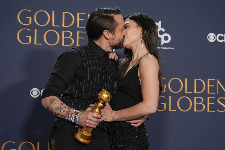 Kieran Culkin, izquierda, ganador del premio a la mejor interpretación de un actor en un papel secundario en cualquier película por A Real Pain, posa con Jazz Charton durante la 82ª edición de los Globos de Oro el domingo 5 de enero de 2025 en el Beverly Hills. Hilton en Beverly Hills, California. (Foto AP/Chris Pizzello)