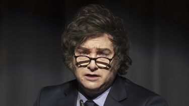 ARCHIVO - El presidente argentino Javier Milei habla tras recibir el premio Röpke para la Sociedad Civil del Liberal Institut, en el Centro de Congresos, el viernes 24 de enero de 2025, en Kloten, Suiza. (Ennio Leanza/Keystone vía AP, Archivo)