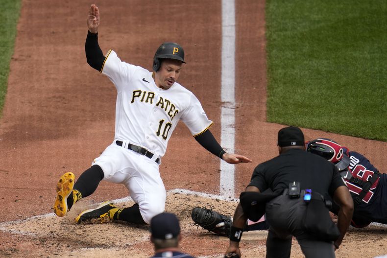 Bryan Reynolds (10) de los Piratas de Pittsburgh anota una carrera ante los Bravos de Atlanta, el jueves 10 e agosto de 2023. (AP Foto/Gene J. Puskar)