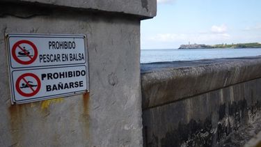planean  subir medio metro parte del muro del malecon de la habana