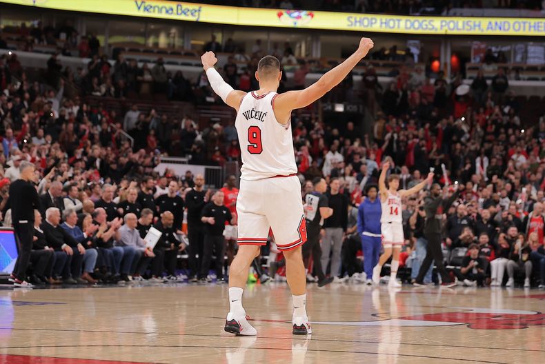 Nikola Vucevic, pívot de los Bulls de Chicago, festeja luego de conseguir un triunfo sobre los Wizards de Washington, el sábado 22 de noviembre de 2025 (AP Foto/Melissa Tamez)