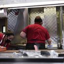 ARCHIVO - Dos mujeres trabajan en la cocina de un restaurante en Chicago, el jueves 23 de marzo de 2023. (AP Foto/Nam Y. Huh, archivo)