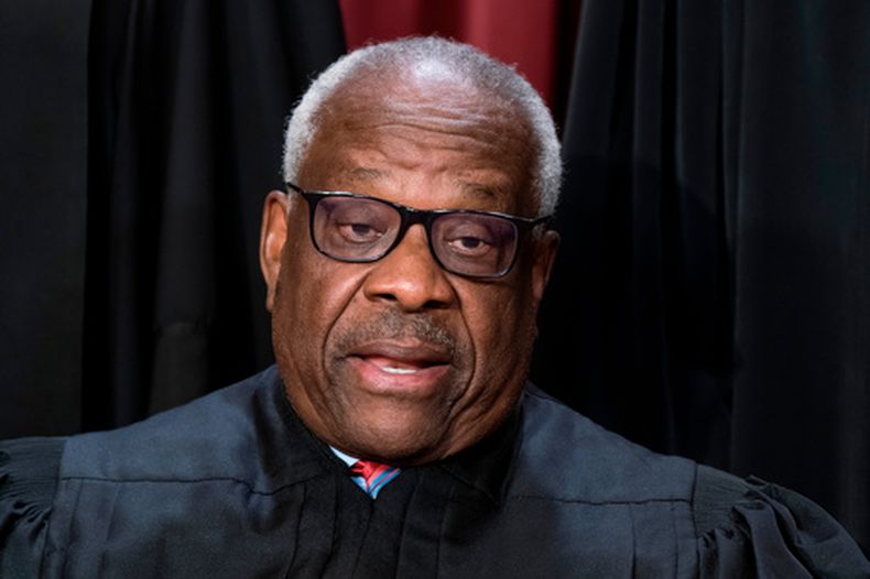 El juez de la Corte Suprema Clarence Thomas posa para una foto junto con otros magistrados, en la sede de la Corte Suprema, en Washington, el 7 de octubre del 2022. (AP foto/J. Scott Applewhite)