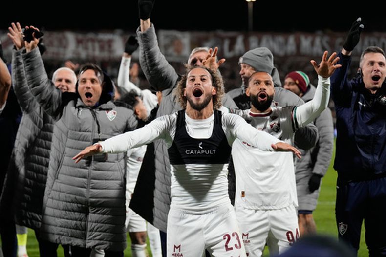 Jugadores del Fluminense celebran al final del encuentro de vuelta de los cuartos de final de la Copa Libertadores ante Platense el martes 15 de septiembre del 2026. (AP Foto/Gustavo Garello)