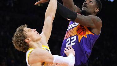 Con 29 puntos y 21 rebotes de Ayton, Suns superan al Jazz