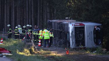 Servicios de emergencias trabajan en el lugar donde volcó un autobús turístico en Buchloe, Alemania, el domingo 27 de septiembre de 2026. (Karl-Josef Hildenbrand/dpa via AP)