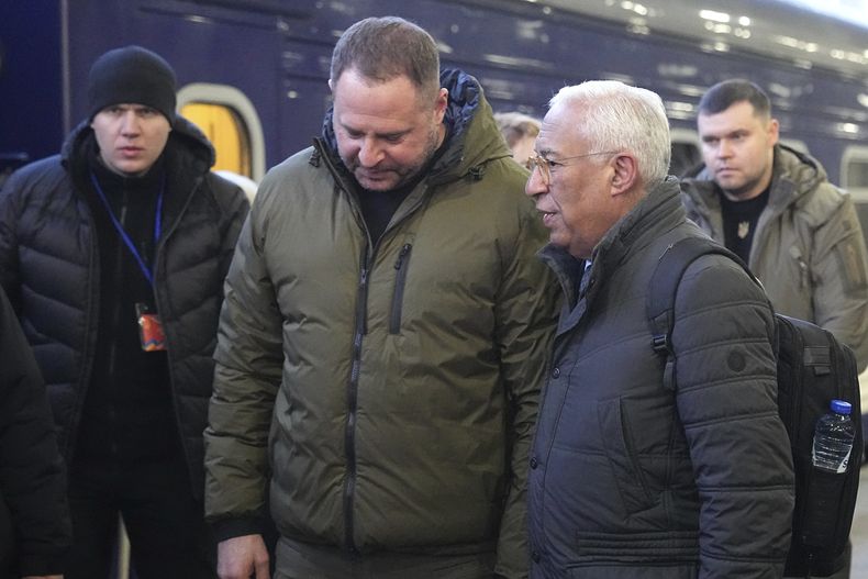 Andriy Yermak, jefe de la Oficina Presidencial de Ucrania, en el centro, habla con el presidente del Consejo Europeo, Antonio Costa, en una estación de tren, el lunes 24 de febrero de 2025, en Kiev, Ucrania. (AP Foto/Efrem Lukatsky)