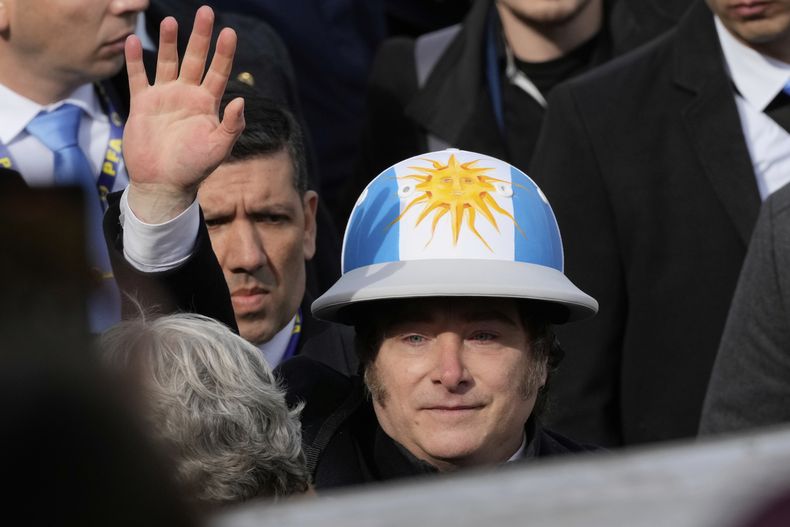 El presidente argentino Javier Milei, con un casco de polo, saluda a sus seguidores durante la ceremonia inaugural de la exposición anual de la Sociedad Rural en Buenos Aires, Argentina, el sábado 26 de julio de 2025. (Foto AP/Gustavo Garello)