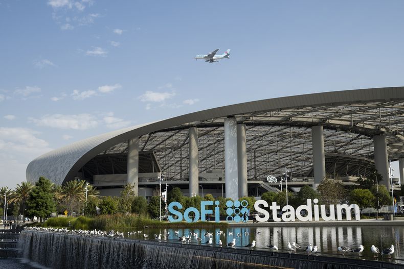 ARCHIVO - Vista exterior del SoFi Stadium antes de un partido de fútbol americano de la NFL entre los Chargers de Los Ángeles y los Raiders de Las Vegas, el domingo 8 de septiembre de 2024, en Inglewood, California (AP Foto/Kyusung Gong, Archivo)
