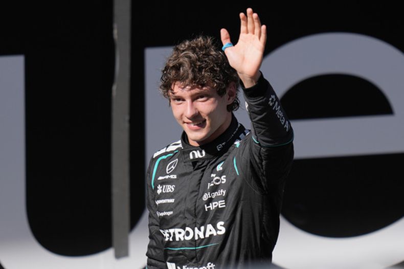 El italiano Kimi Antonelli de Mercedes celebra tras ganar el Gran Premio de España en Madrid el domingo 13 de septiembre del 2026. (AP Foto/Bernat Armangue)