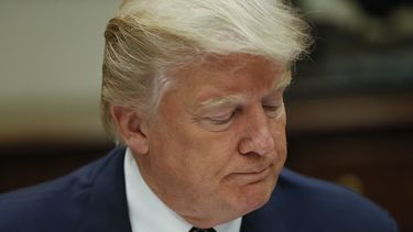 Trump aumenta presión a senadores para aprobar ley de salud