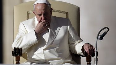 americateve | El papa Francisco asiste a su audiencia general en la plaza San Pedro del Vaticano, 4 de diciembre de 2013. El pont&iacute;fice reunir&aacute; un panel de expertos para asesorarlo sobre la protecci&oacute;n de menores de sacerdotes abusadores y la ayuda a
