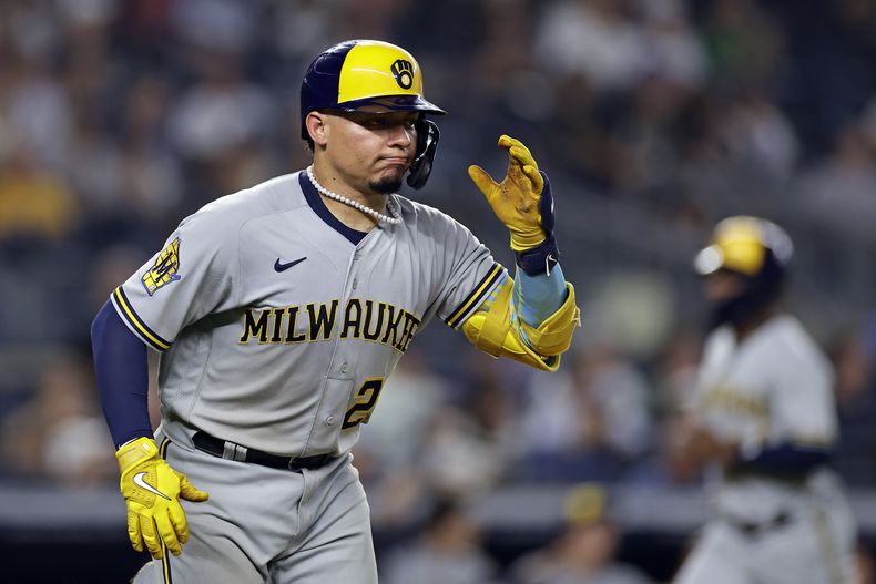 El venezolano William Contreras, de los Cerveceros de Milwaukee, festeja luego de conectar un sencillo productor en el encuentro del viernes 8 de septiembre de 2023, ante los Yanquis de Nueva York (AP Foto/Adam Hunger)