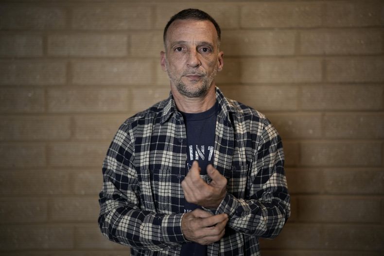 Mathieu Kassovitz posa después de una entrevista con Associated Press, en Tremblay-en-France, el martes 17 de septiembre de 2024. (Foto AP/Christophe Ena)