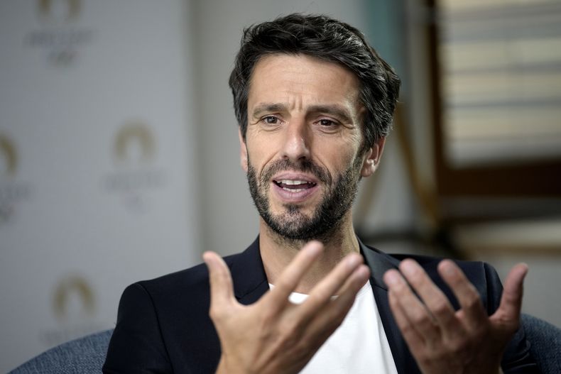 El presidente del Comité Organizador de los Juegos Olímpicos de París 2024, Tony Estanguet, durante una entrevista con The Associated Press en la sede del comité organizador, el martes 27 de junio de 2023 en Saint Denis, a las afueras de París. (AP Foto/Christophe Ena)