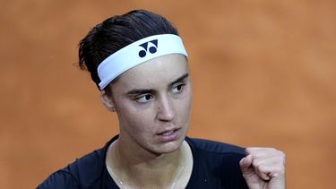 La ucraniana Anhelina Kalinina celebra después de vencer a la rusa Veronika Kudermetova en la semifinal del Abierto de Italia, el viernes 19 de mayo de 2023, en Roma. (AP Foto/Andrew Medichini)