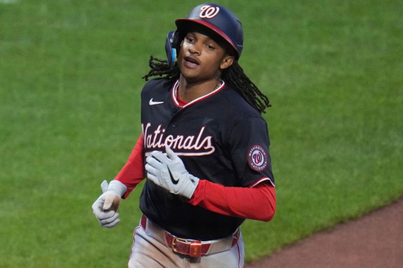 CJ Abrams, de los Nacionales de Washington, cruza el plato después de conectar un jonrón solitario ante el lanzador Mitch Keller, de los Piratas de Pittsburgh, durante la tercera entrada de un juego de béisbol en Pittsburgh, el martes 14 de abril de 2026. (Foto AP/Gene J. Puskar)