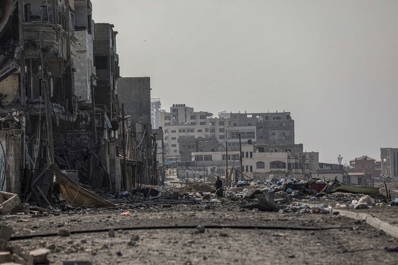 Daños en edificios provocados por los ataques aéreos israelíes en Ciudad de Gaza, el sábado 28 de octubre de 2023. (AP Foto/Abed Khaled)