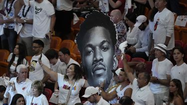 Los seguidores del Heat de Miami muestran una gran efigie de Jimmy Butler durante el tercer partido de las Finales de la NBA ante los Nuggets de Denver, el miércoles 7 de junio de 2023 (AP Foto/Rebecca Blackwell)