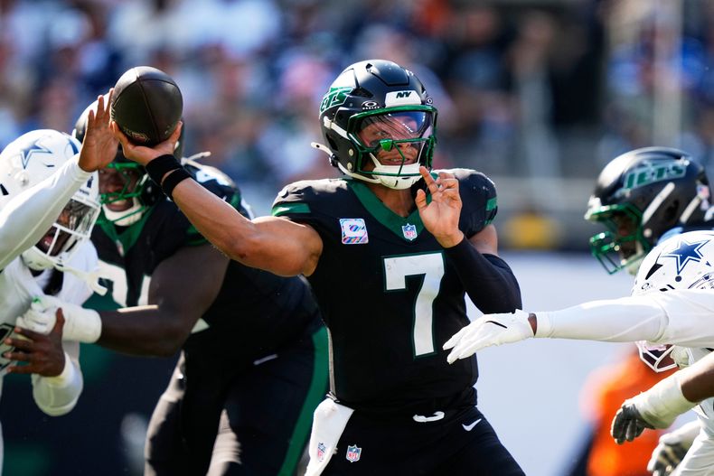 Justin Fields de los Jets de Nueva York lanza el balón en el encuentro ante los Cowboys de Dallas el domingo 5 de octubre del 2025. (AP Foto/Yuki Iwamura)