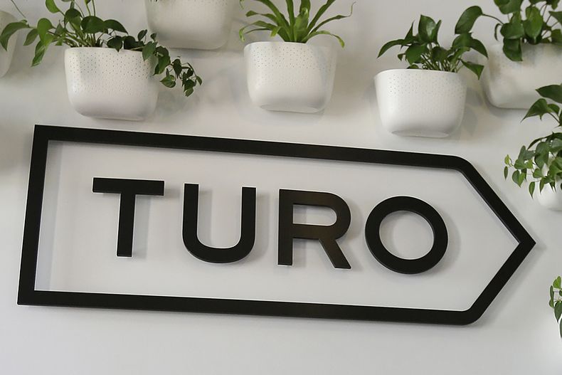 ARCHIVO - El logotipo de Turo en la entrada de la compañía en San Francisco, el 29 de abril de 2019. (AP Foto/Eric Risberg, Archivo)