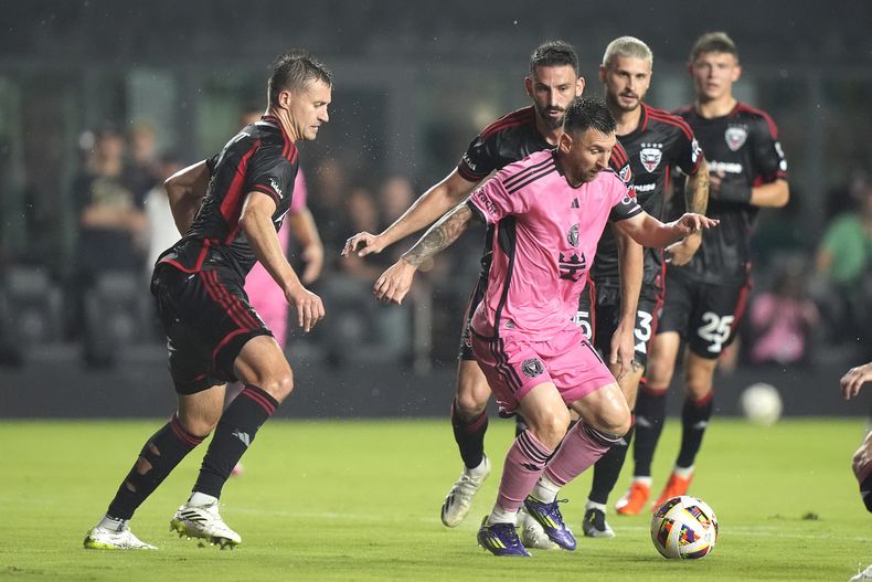 Lionel Messi, centro, delantero del Inter Miami, trata de controlar el balón durante la primera mitad del juego de fútbol de la MLS en contra del D.C. United, el sábado 18 de mayo de 2024, en Fort Lauderdale, Fla. (AP Foto/Lynne Sladky)