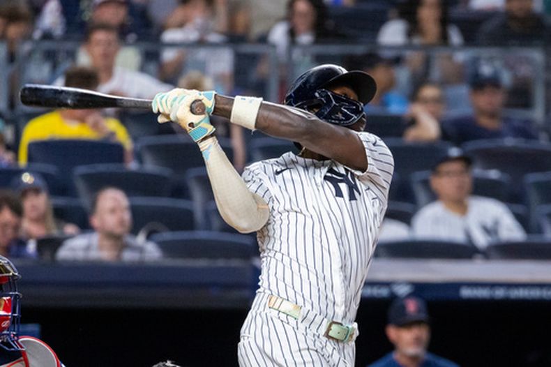 Jazz Chisholm Jr. de los Yankees de Nueva York batea un elevado de sacrificio para que anotara Ben Rice en la tercer entrada del segundo encuentro de la doble cartelera ante los Medias Rojas de Boston el sábado 29 de agosto del 2026. (AP Foto/Corey Sipkin)