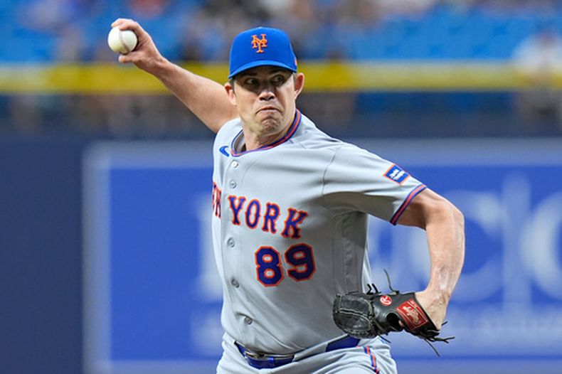 Robert Stock, de los Mets de Nueva York, trabaja frente a los Rays de Tampa Bay durante la primera entrada del juego de béisbol de Grandes Ligas del lunes 31 de agosto de 2026, en San Petersburgo, Florida. (AP Foto/Chris OMeara)